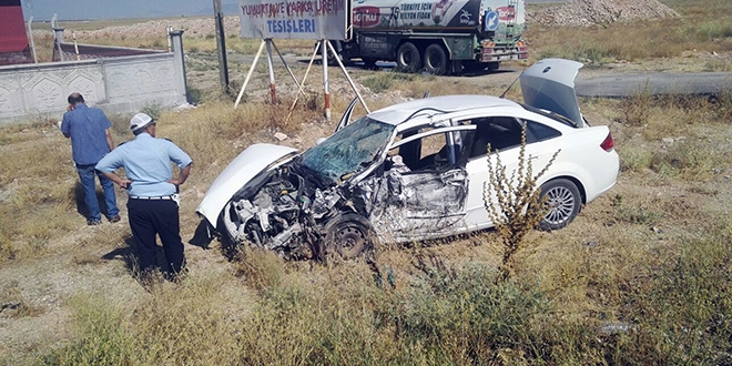 Sivil polis aracı sulama tankeriyle çarpıştı: 4 yaralı