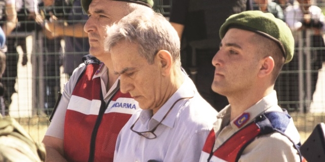 Darbe yargılamasında avukatlar da şova başladı