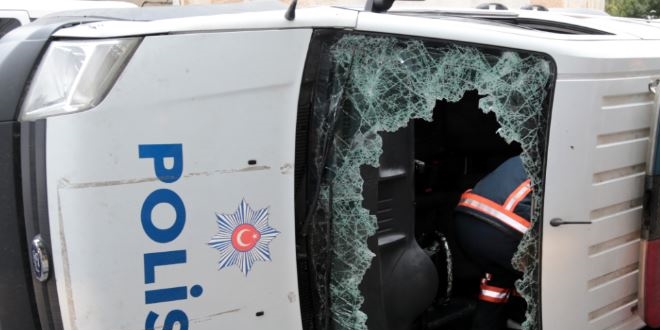 Ataşehir'de trafik kazası:1 polis memuru yaralı