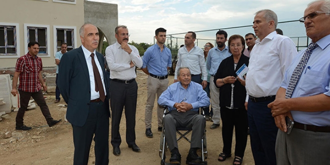 5 okul yaptırdı, 4 de lise yaptırıyor