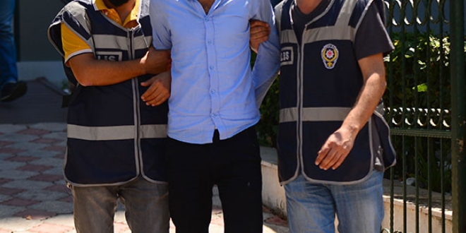 Garson gibi davranan polisler hırsızları yakaladı