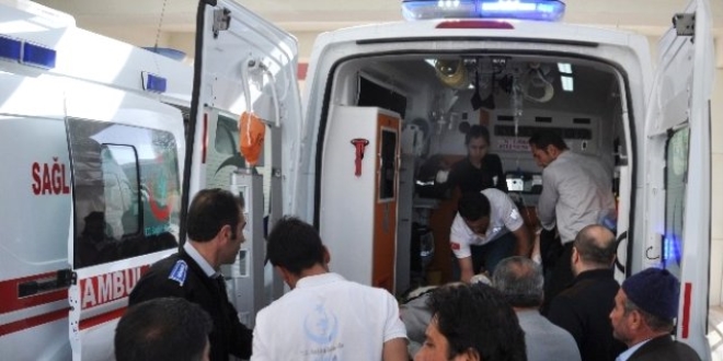 Kars'ta işçi servisi ile otomobil çarpıştı: 15 yaralı