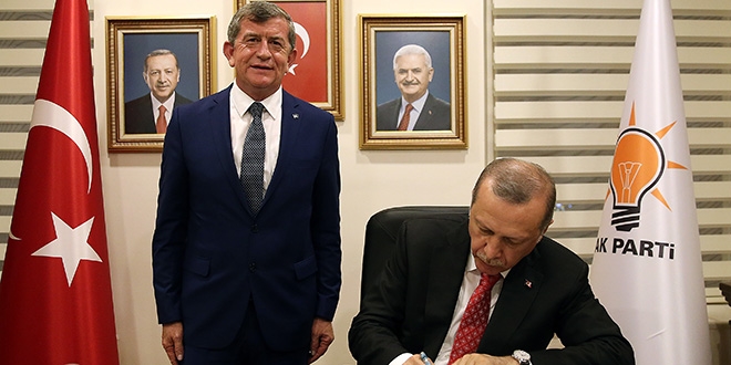 Erdoğan, AK Parti Trabzon İl Başkanlığını ziyaret etti