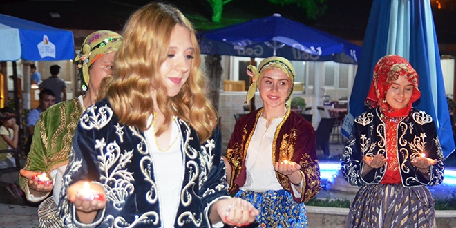 Yabancı öğrencilere Türk usulü kına gecesi