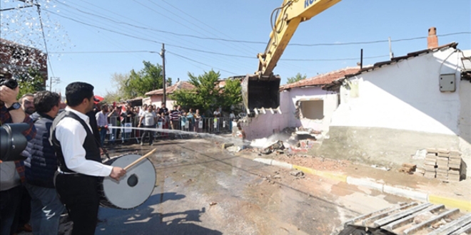 Davul zurnayla kendi evlerini yıktılar