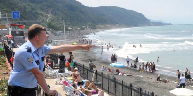 Zonguldak'ta denize girenler tek tek çıkarıldı