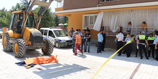 Kütahya'da iş makinesinin çarptığı işçi öldü