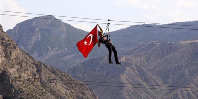 Teleferikten esinlenerek sakin şehre 'zipline' kurdu