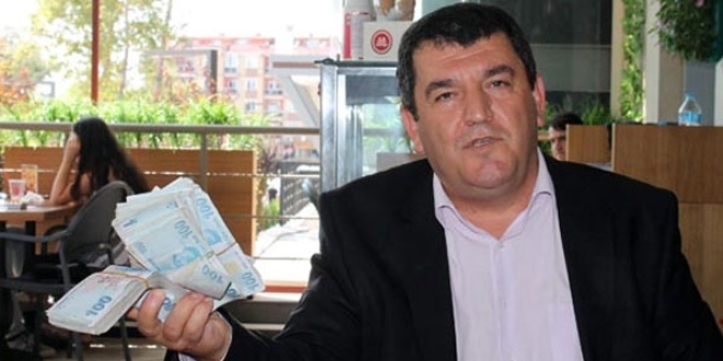 Para dolu çantayla basın toplantısı yaptı