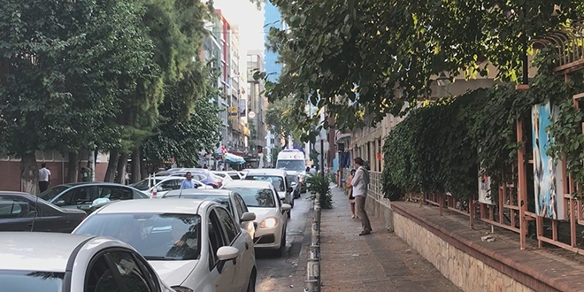 Trafiğe takılan ambulansın yolunu vatandaşlar açtı