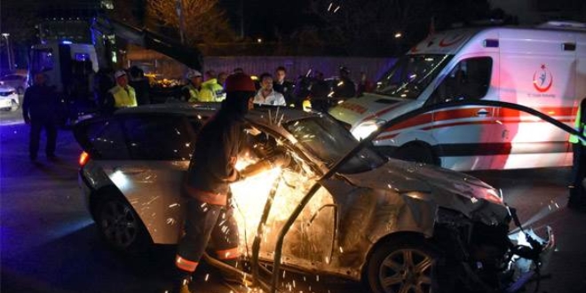 Balıkesir'de otomobil ile otobüs çarpıştı: 1 ölü, 3 yaralı