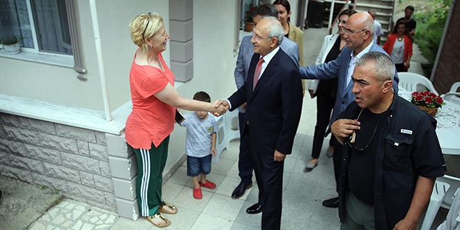 Kılıçdaroğlu felç geçiren ilçe başkanını ziyaret etti