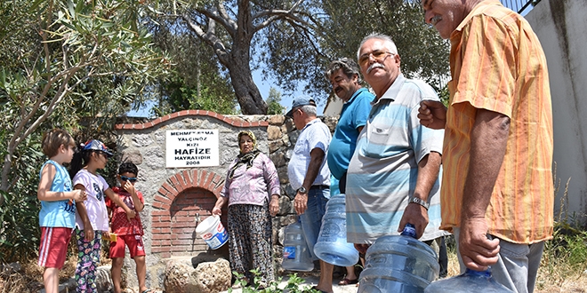 Bodrum'da mahalleli su için kuyruğa giriyor