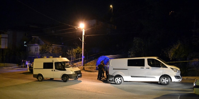 Otomobile yerleştirilen patlayıcı infilak etti: 2 yaralı
