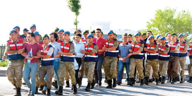Darbe sanıkları otoparktan çıkartılıp, halkın önüne getirildi