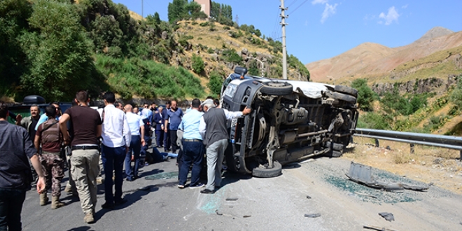 Bakan konvoyunun geçişinde kaza: 6 yaralı