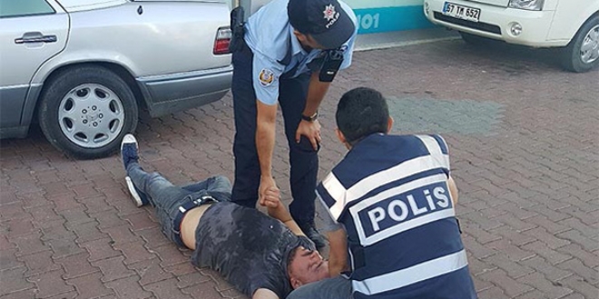 Alkol komasına giren adam polisleri çileden çıkarttı