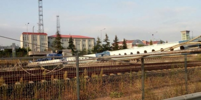 Sondaj makinesi tren yoluna devrildi, tüm seferler durdu