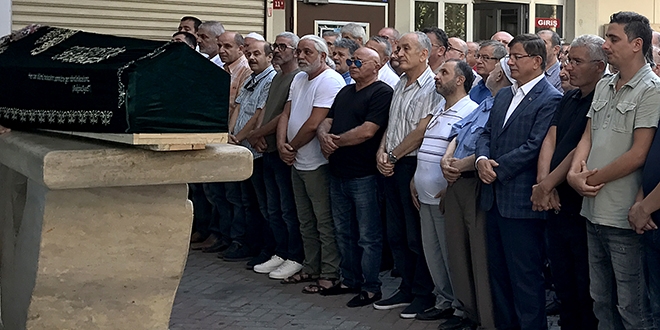 Davutoğlu, teyzesinin kızının cenazesine katıldı