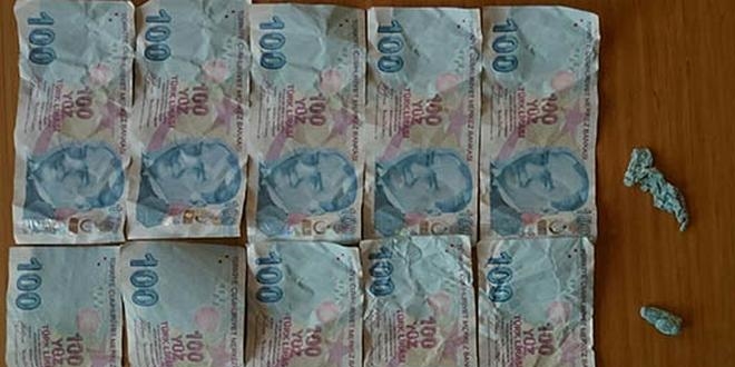 Polis, sahte banknotları yutarken yakaladı