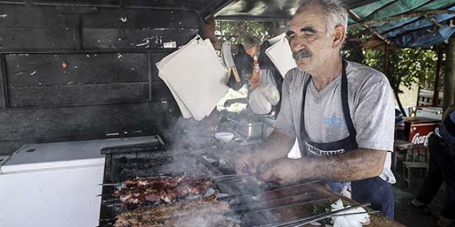Sıcak hava Adana kebabı tutkusuna engel olmuyor