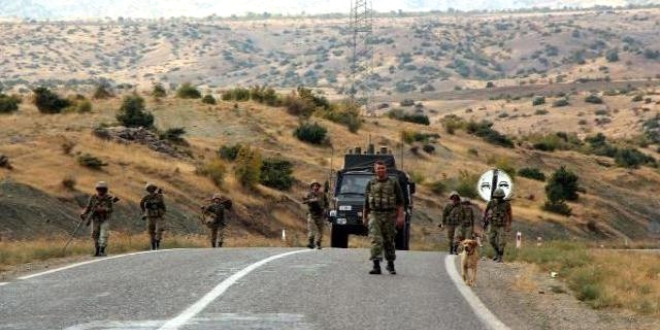 Diyarbakır'da yola tuzaklanan patlayıcı imha edildi