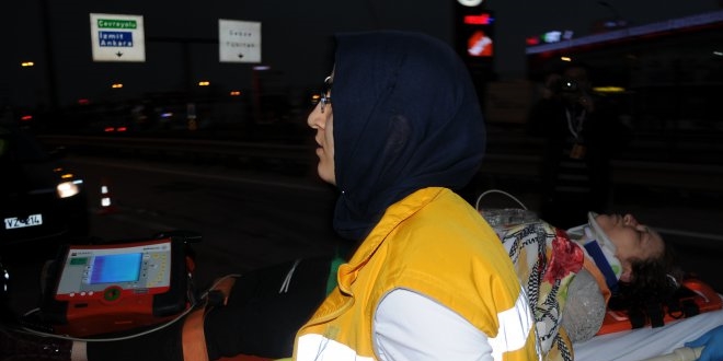 Kocaeli'de ambulansn arpt kii, ar yaraland