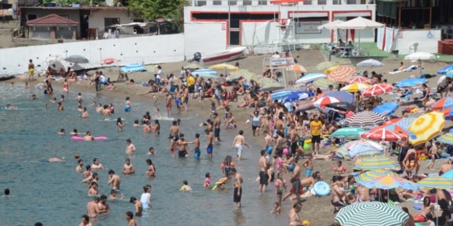 Sakarya'da vatandaşlar sahillere akın etti
