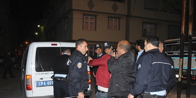 Kavga edenleri ayıran polis memuruna saldırdılar
