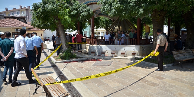 Cami bahçesinde silahlı saldırı: 2 yaralı