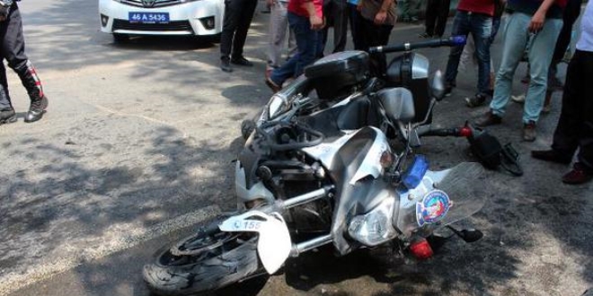 Motosikletli polis trafik kazasında yaralandı