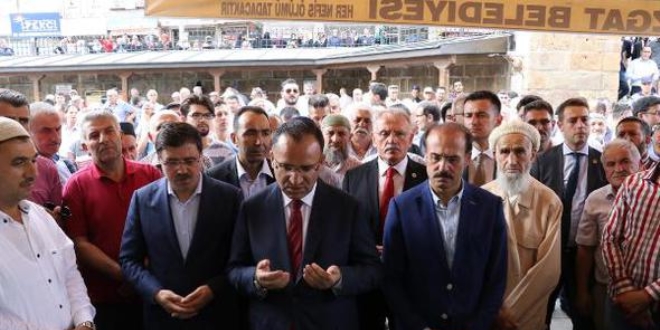 Bekir Bozdağ'dan İpek ailesine taziye ziyareti
