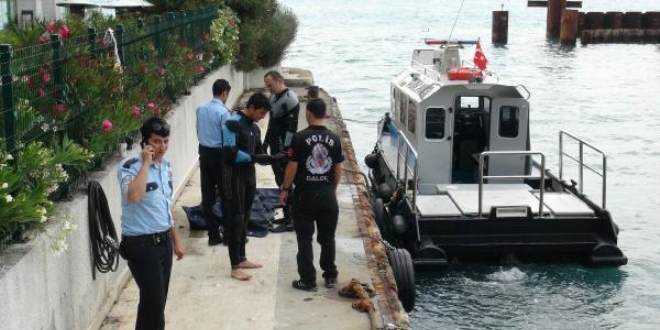 Karaköy'de denize düşen çocuk aranıyor
