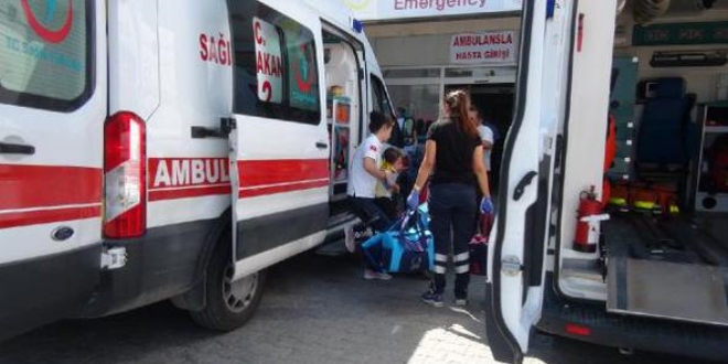 Kazada yaralanan ikizlere sağlıkçı şefkati