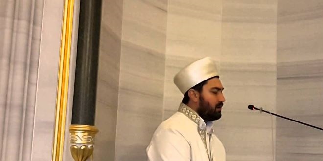 İmamdan camide namaz kılan çocuklara hediye