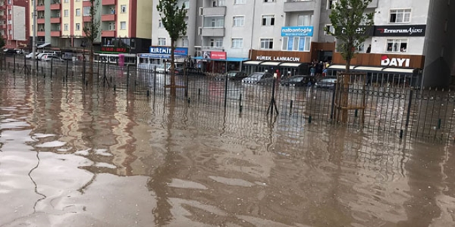 Erzurum'da sağanak nedeniyle bazı ev ve iş yerlerini su bastı