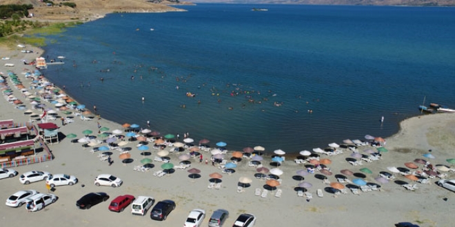 Hazar Gölü, Akdeniz ve Ege sahillerini aratmıyor