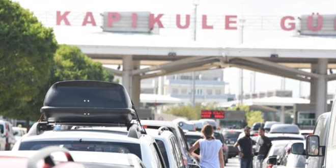 Kapıkule'de gurbetçilerin 5 kilometre dönüş kuyruğu