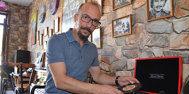 Emekli astsubay 'taş plakları' gençlere sevdirdi