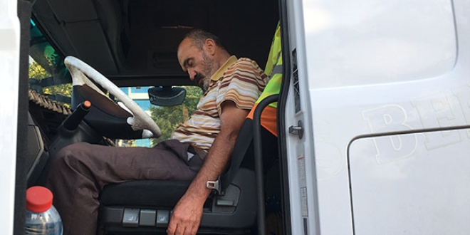 Alkollü tır sürücüsü yol ortasında uyuyakaldı