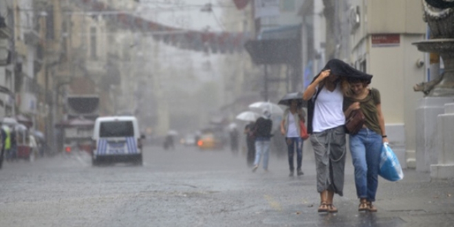 stanbul'un iin yamur uyars geldi