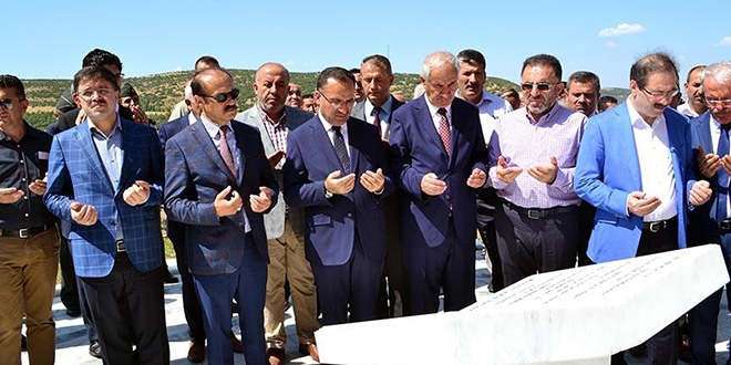 'Birtakım hesaplar içindekiler şehitliklerimize baksın'