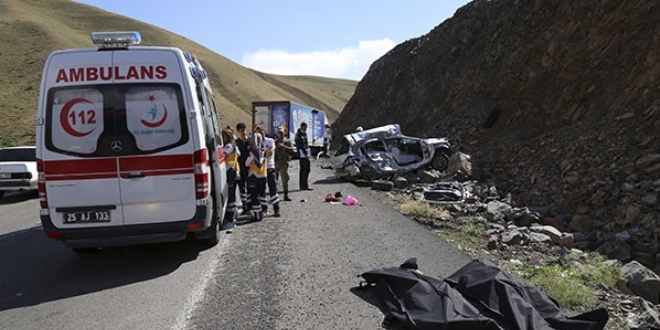 Erzurum'da trafik kazas: 3 l, 3 yaral