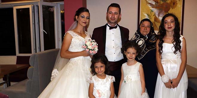 Evlilik yıl dönümlerinde çocuklarıyla düğün yaptılar