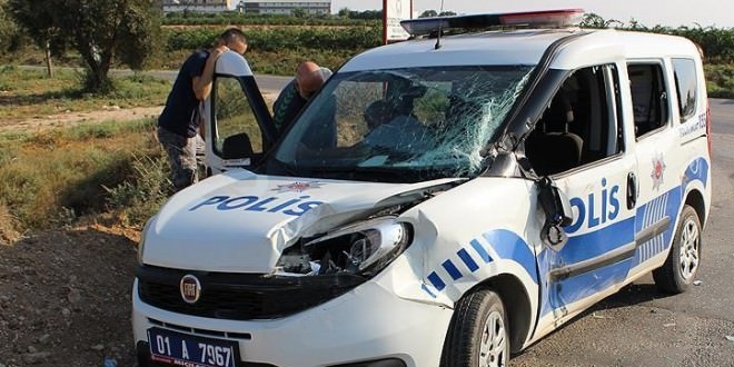 Adana'da kamyon ile polis arac arpt: 2 yaral