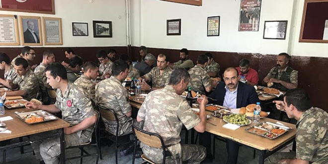 Validen Mehmetçiğe moral ziyareti