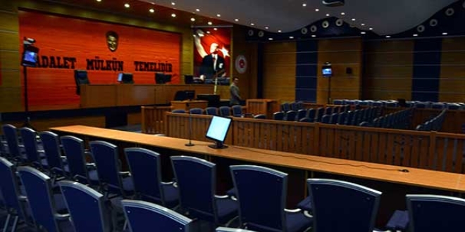 Hakim: Şov yapıyorsun, savunmanı kesiyorum