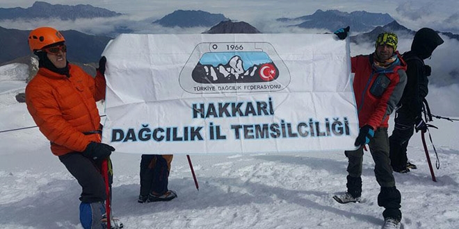 Hakkarili dağcılar Kazbek Dağı'na tırmandı