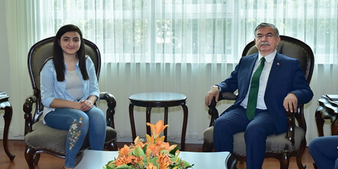 Yılmaz tıp fakültesini kazanan öğrenciyi kabul etti