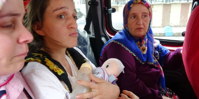 Ölen kızının oyuncak bebeğini 'Hayrünnisa' diye bağrına basıyor
